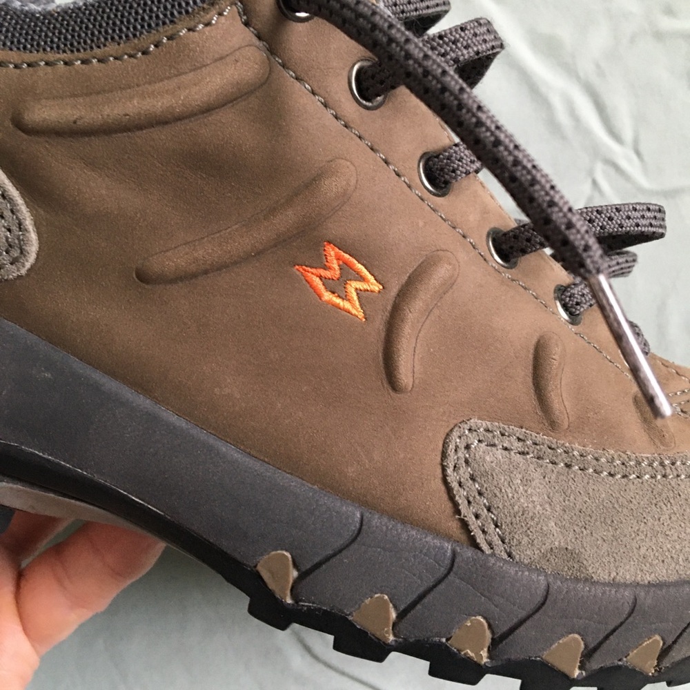 Women's Garmont hiking shoes, size 8. - Picture 12 of 14
